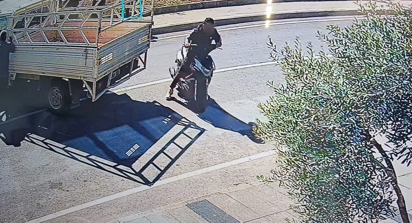 Antalya'da Kaza Yapan Motosikleti Yolcu Çalıp Kaçtı