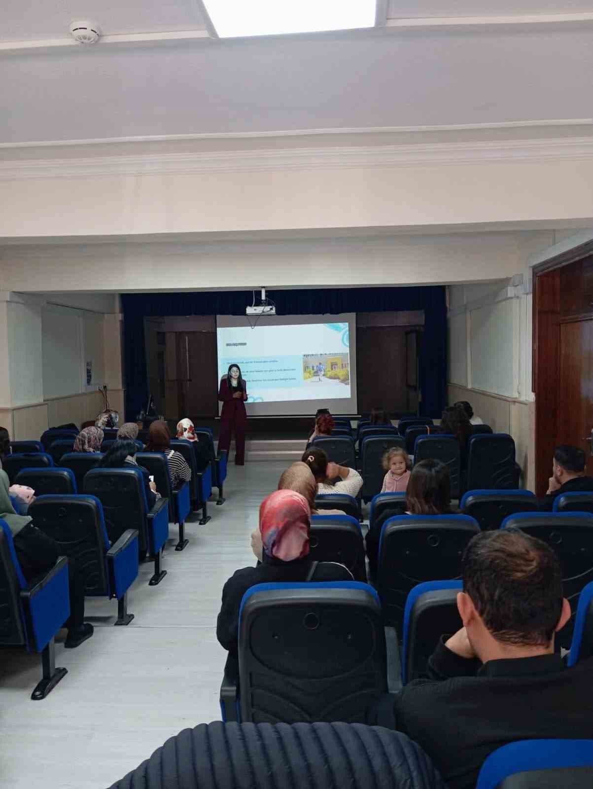 Bilecik'te Velilere Yönelik Okul ve Aile Eğitimi Düzenlendi