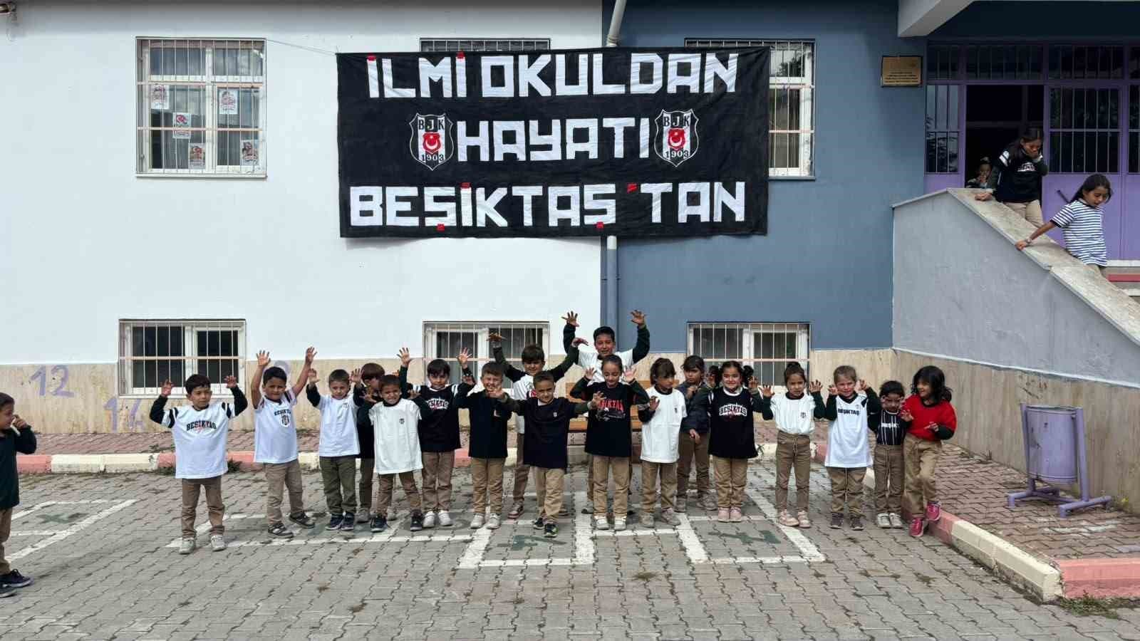 Beşiktaş Taraftarlarından Niğde'deki Öğrencilere Kırtasiye ve Tişört Desteği