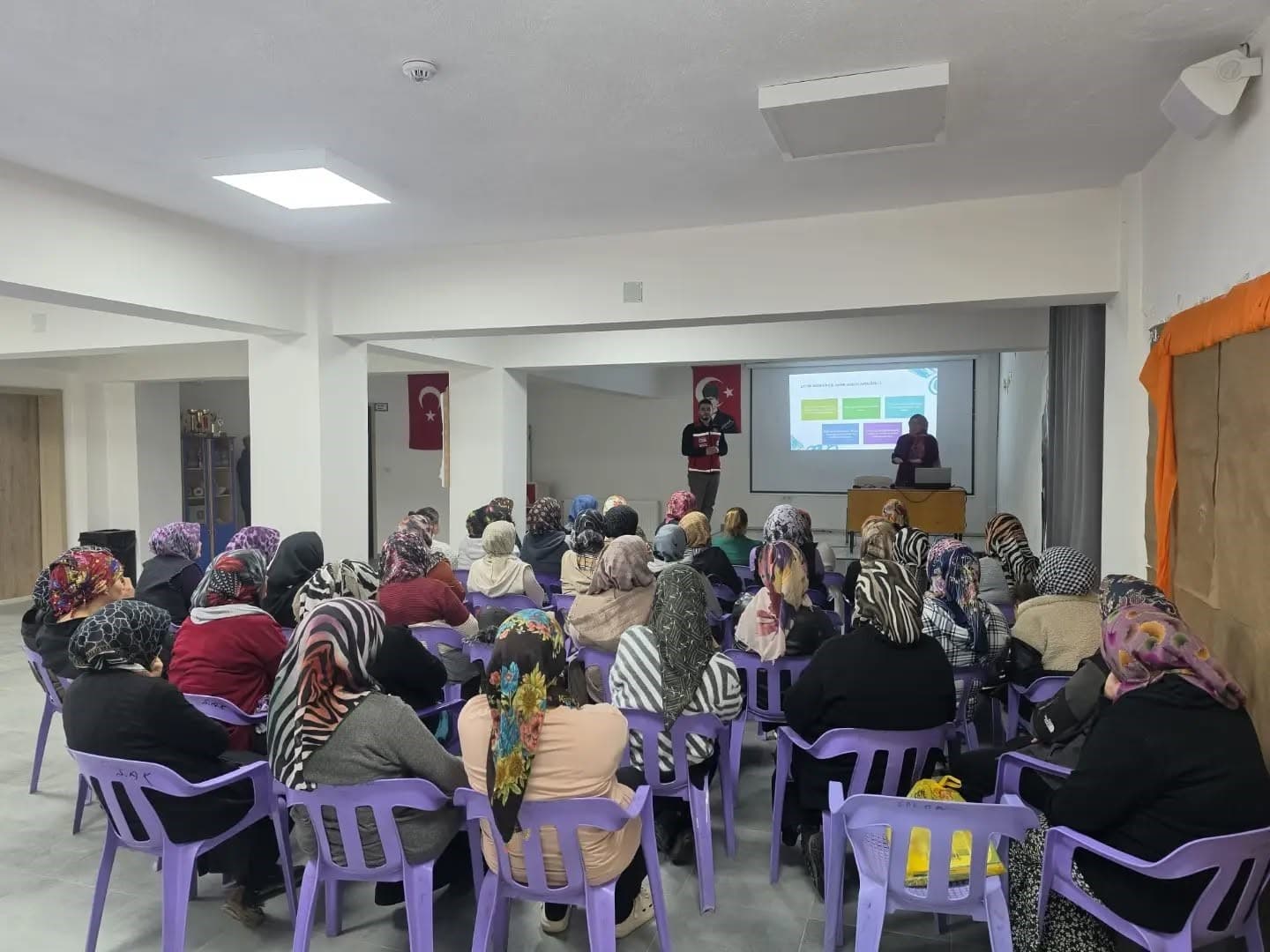 Gediz'de Velilere Yönelik Okul ve Aile Eğitimi Düzenlendi