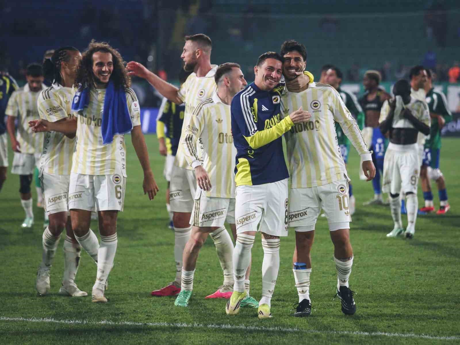 Fenerbahçe Deplasmanda Çaykur Rizespor'u 3 Golle Geçti