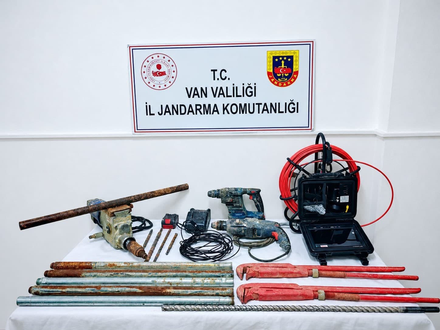 Van'da Sit Alanında Kaçak Kazı Yapan 2 Kişi Yakalandı