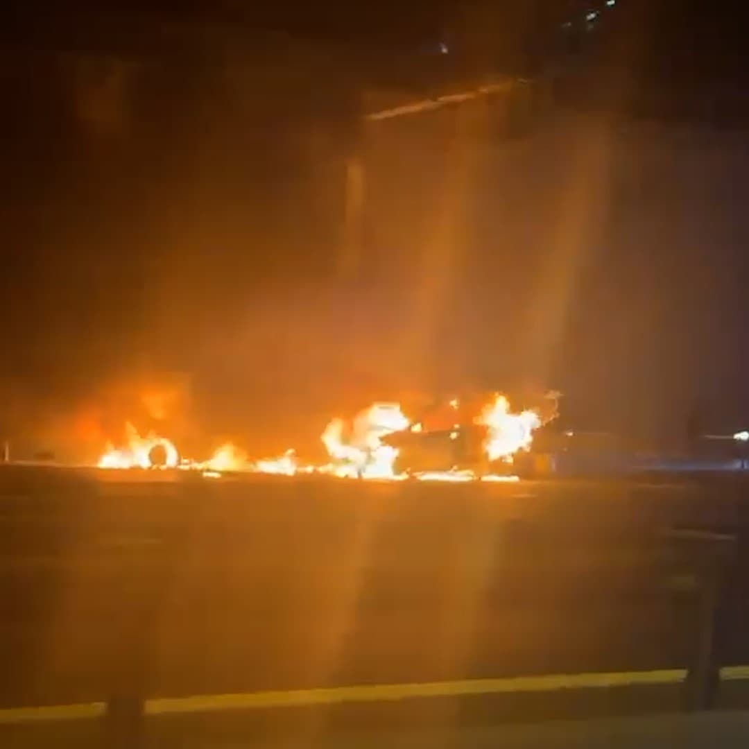 Sarıyer'de Çarpışan Otomobil ve Taksi Alevlere Teslim Oldu