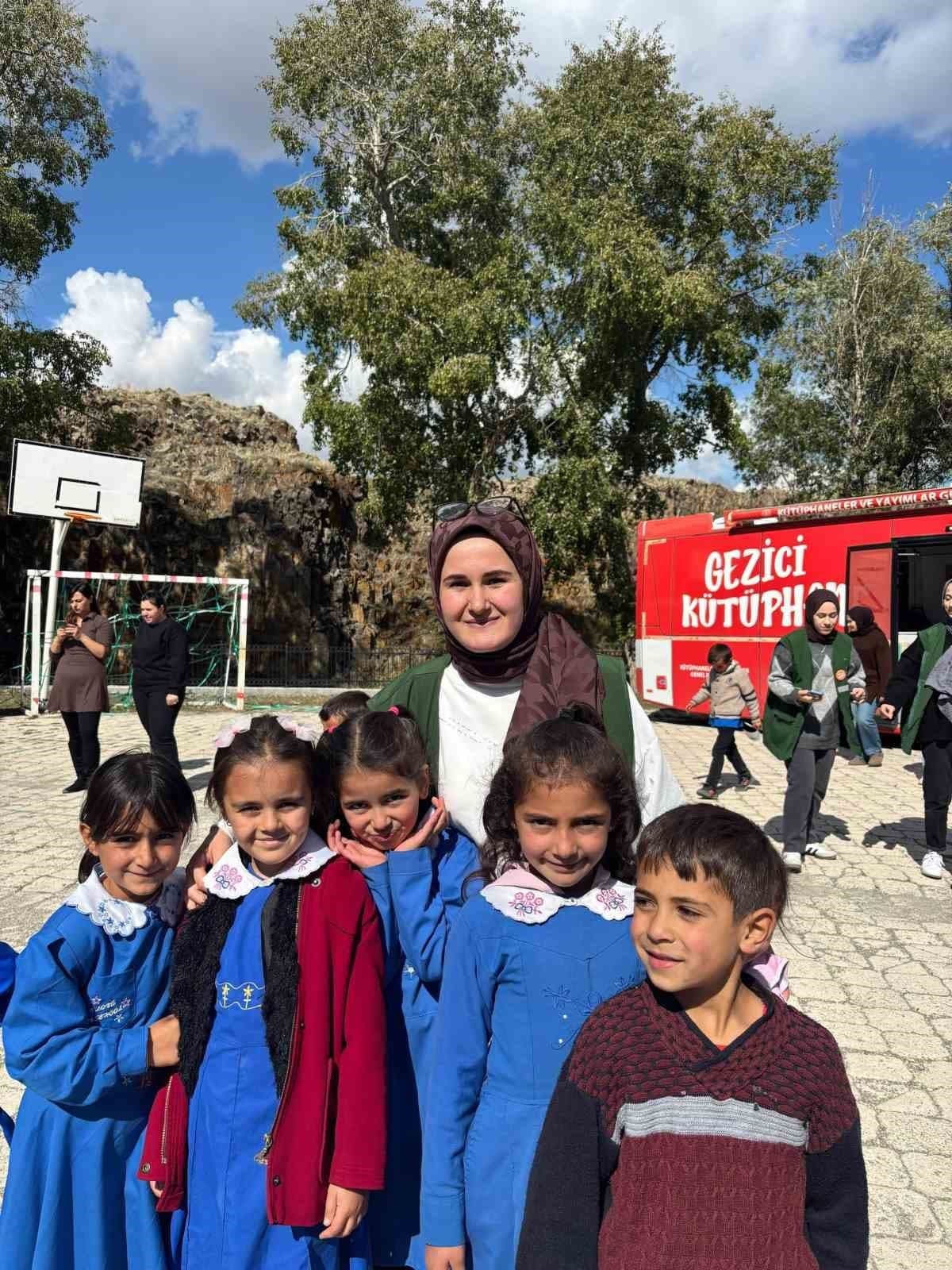 Yeşilay'dan Kars'taki Köy Okuluna Moral Ziyareti