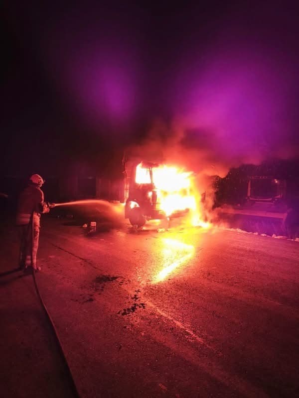 Kumlu'da Araç Yangını: Bir Otomobil Küle Döndü