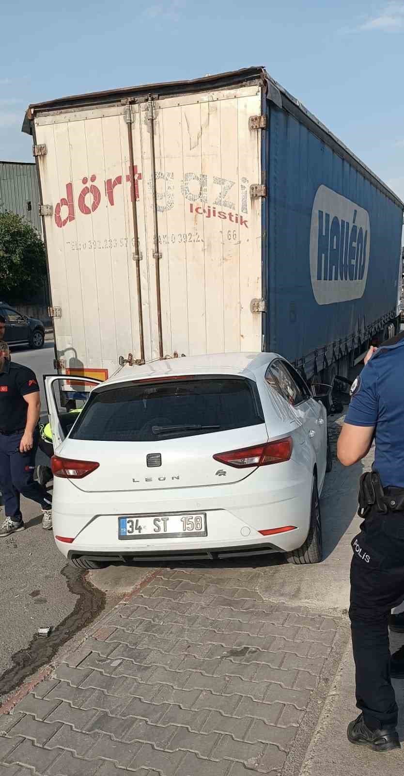 Tarsus'ta Otomobil Park Halindeki Tıra Çarptı: Sürücü Yaralandı