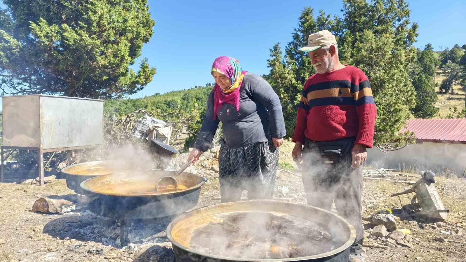 Toroslar'ın Zirvesinde Doğal Yaşam ve Geleneksel Harnup Pekmezi Üretimi