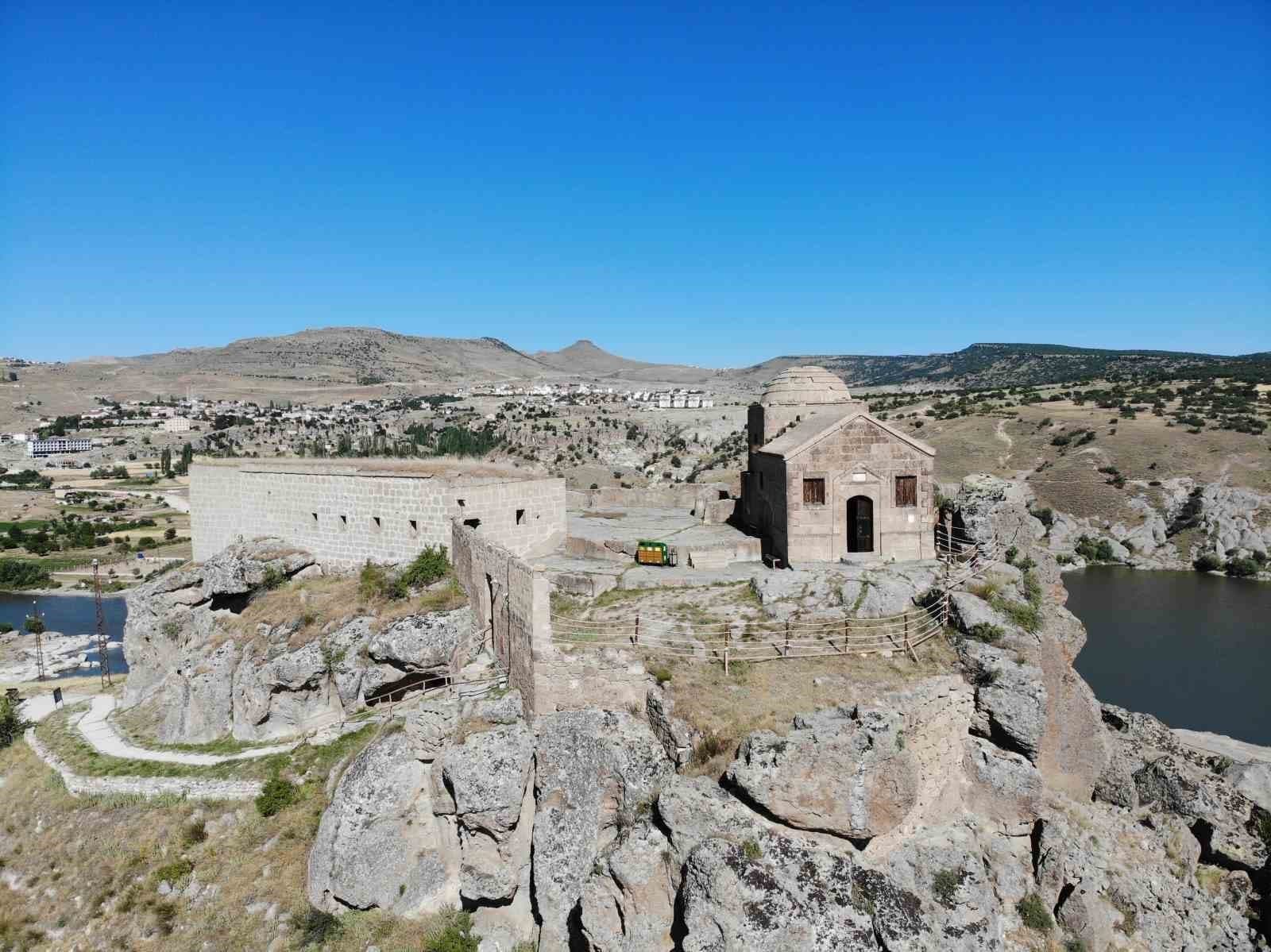 Aksaray'daki Tarihi Yüksek Kilise Ziyaretçilerini Ağırlamaya Devam Ediyor