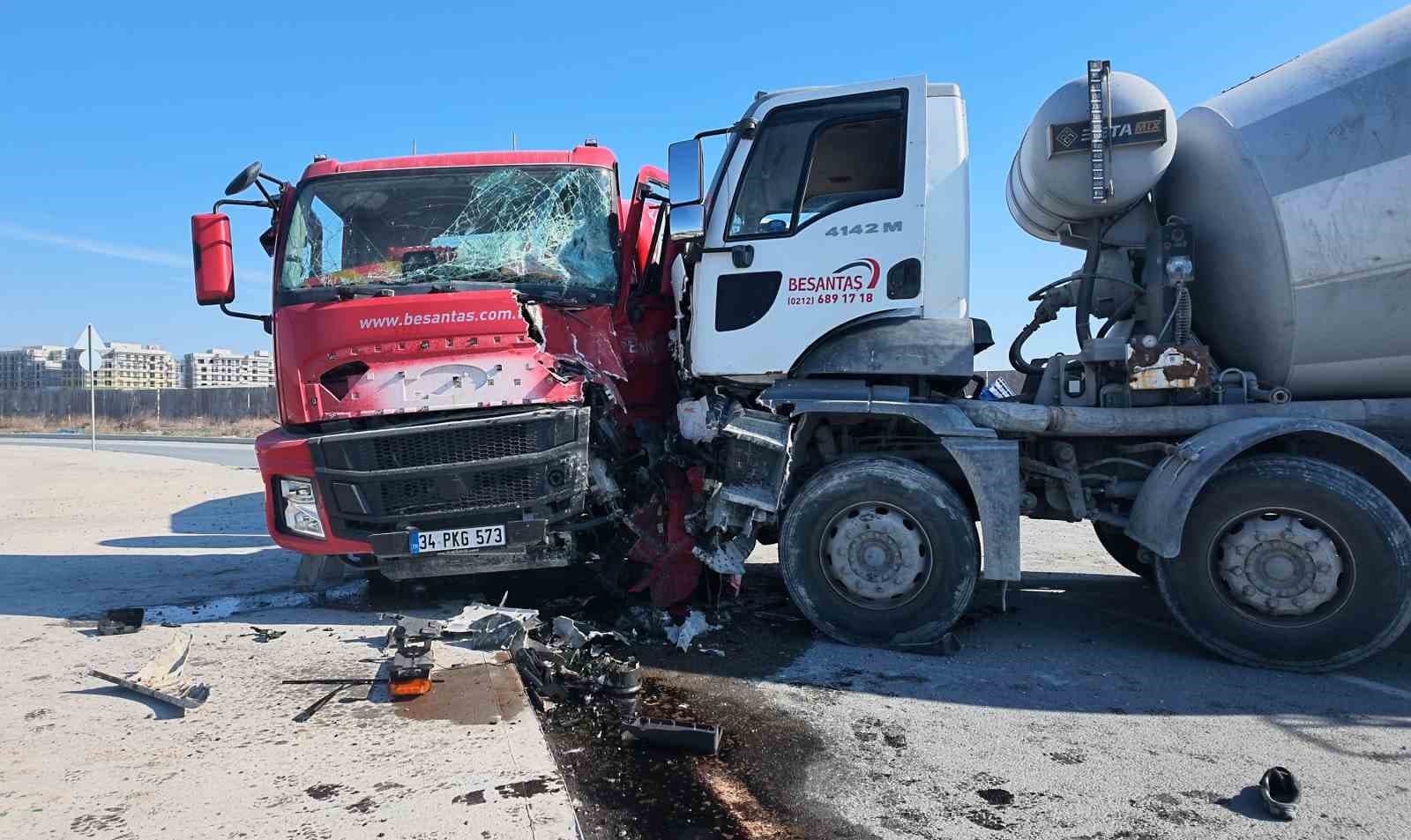 Avcılar'da İki Beton Mikserinin Çarpıştığı Kazada 2 Yaralı