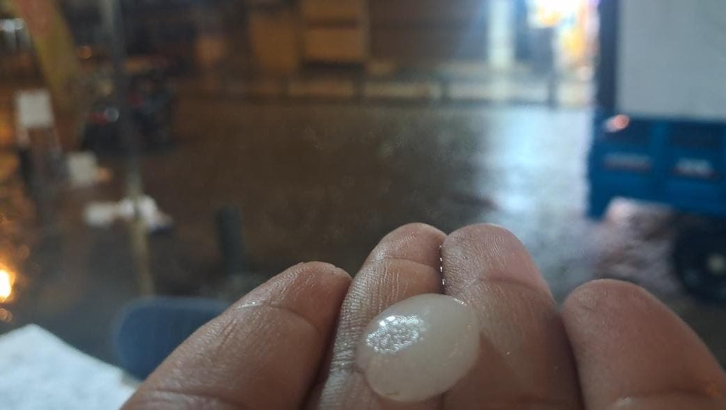 Kilis'te Dolu Yağışı Yolları Beyaza Boyadı