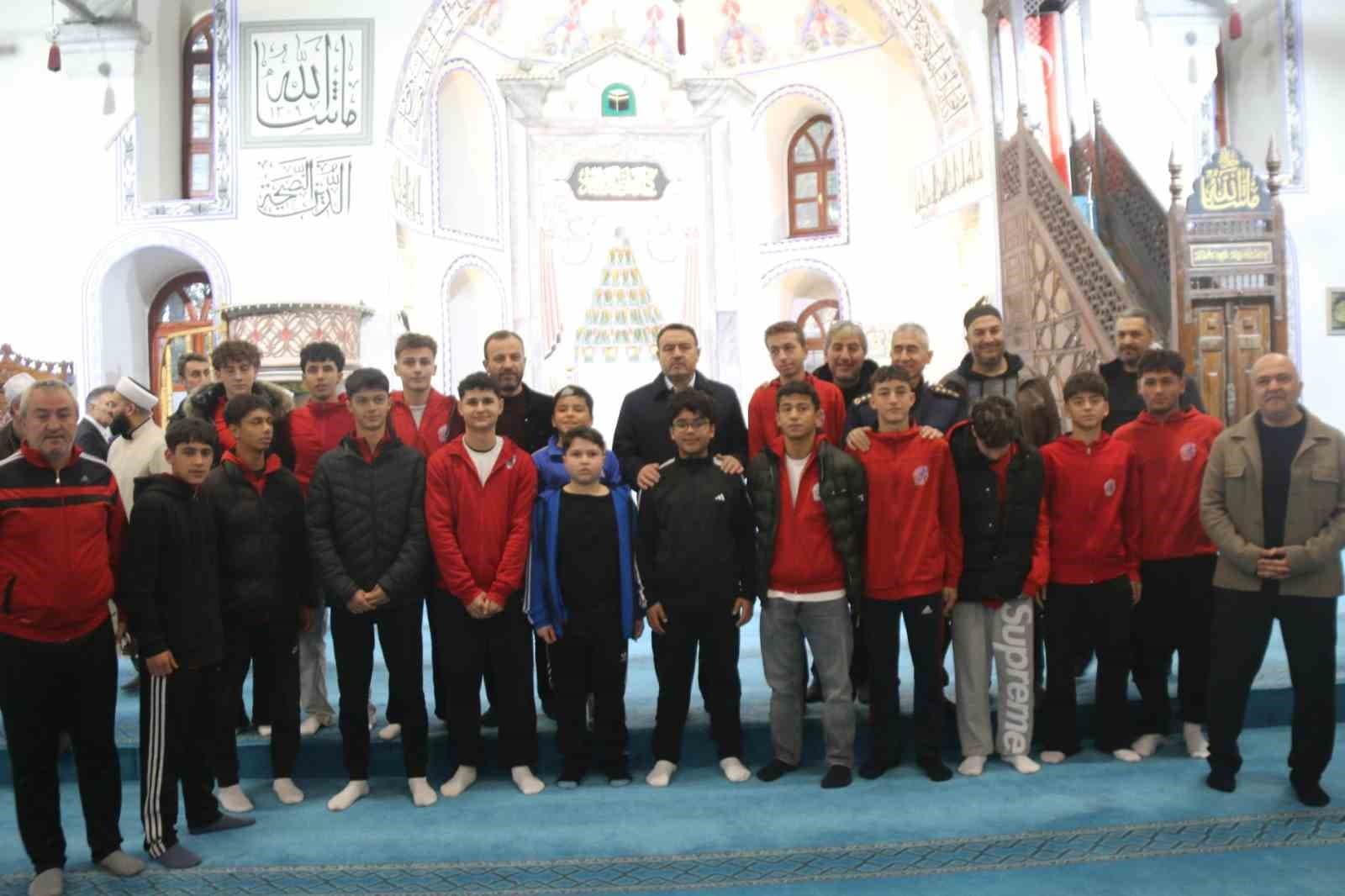 Kütahya Ulu Camii'nde Manevi Buluşma: Aileler Sabah Namazında Bir Araya Geldi