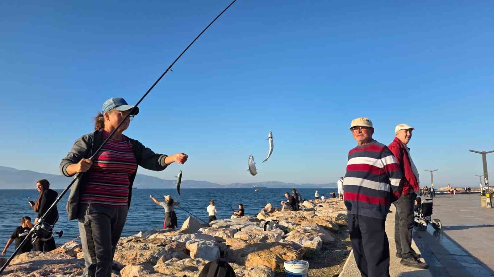 Bandırma Sahilinde Tırsi Bereketi: Amatör Balıkçılar Kovalarını Doldurdu