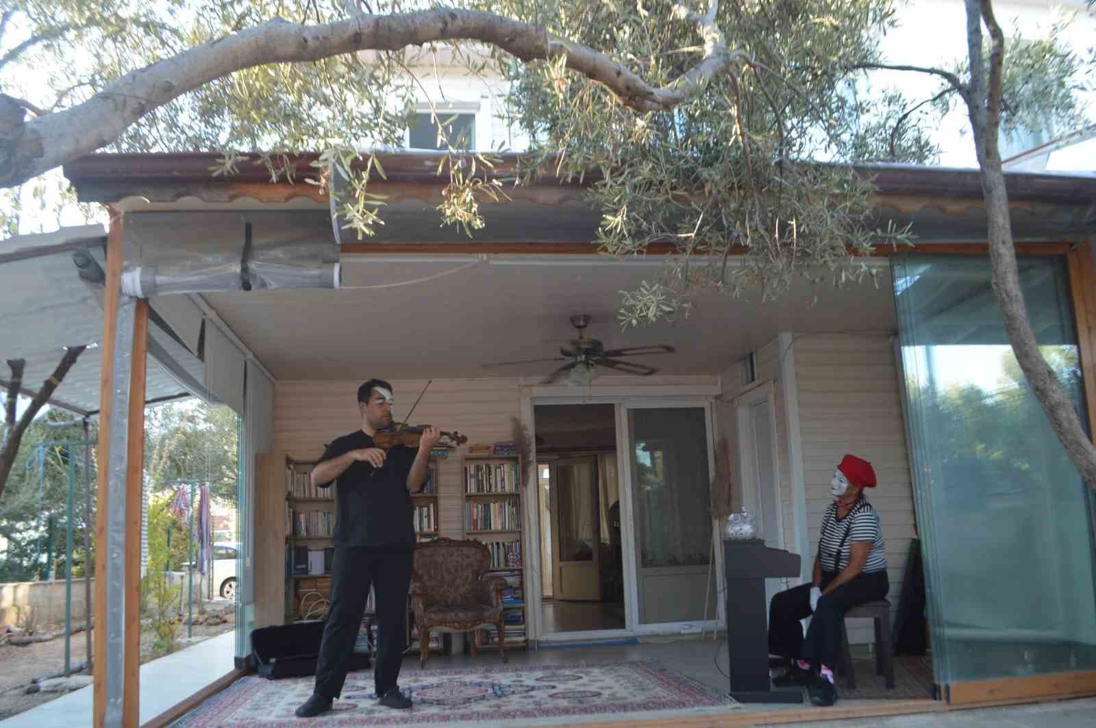 Ayvalık'ta Zeytin Ağacı Gölgesinde Sıra Dışı Sanat Performansı