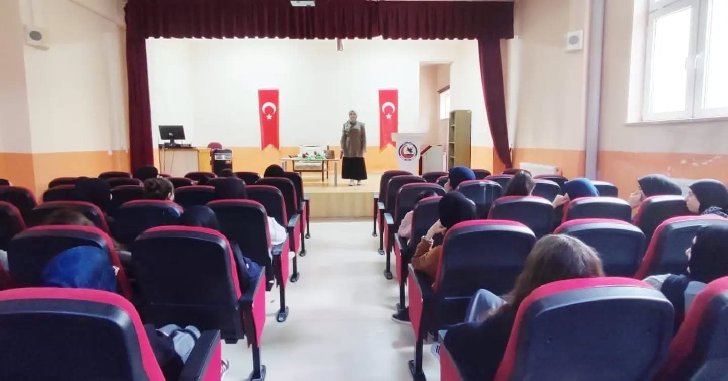 Bayburt'ta Gençlere Yönelik Aile Ahlakı Seminerleri Düzenlendi