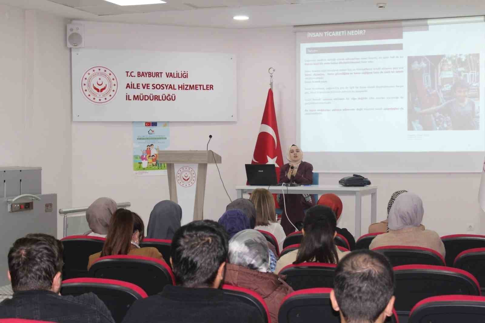 Bayburt'ta Sosyal Hizmet Personeline İnsan Ticaretiyle Mücadele Eğitimi