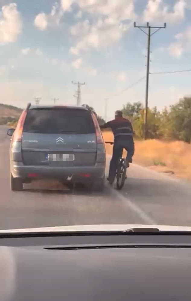 Elazığ'da Canı Pahasına Yolculuk: Bisikletli Sürücü Araca Tutundu