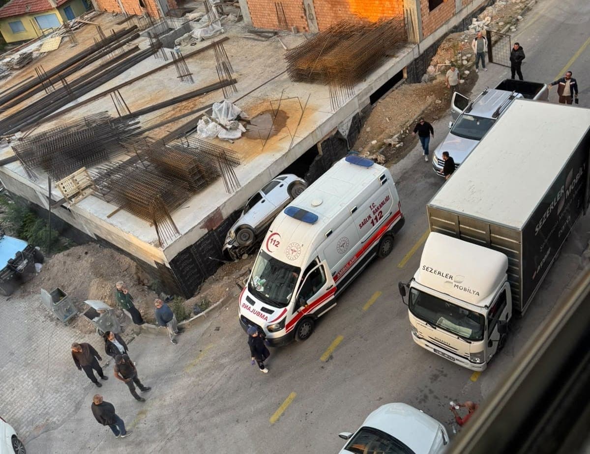 Afyonkarahisar'da Otomobil İnşaat Temeline Yuvarlandı