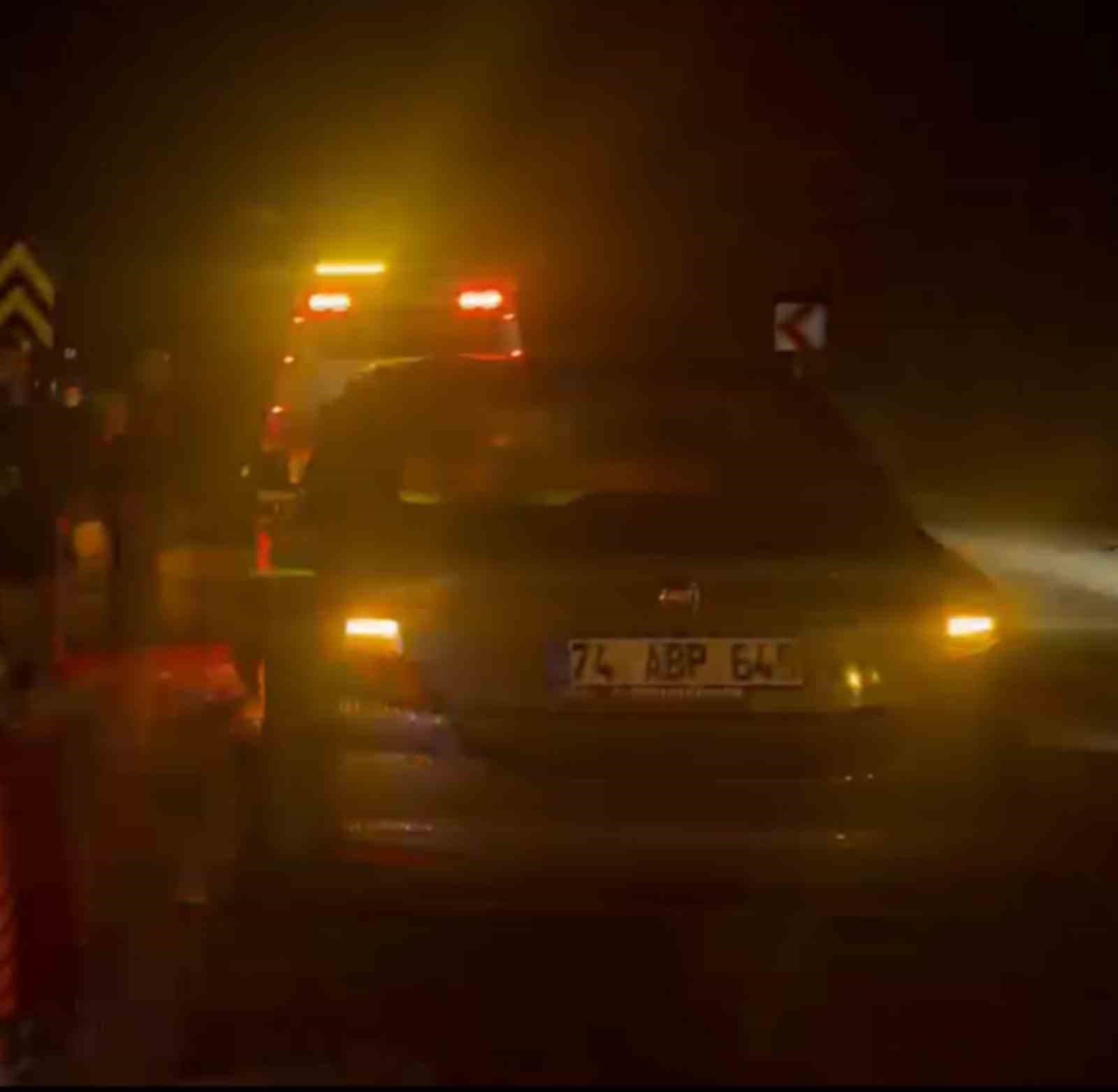 Zonguldak'ta İki Otomobil Kavşakta Çarpıştı
