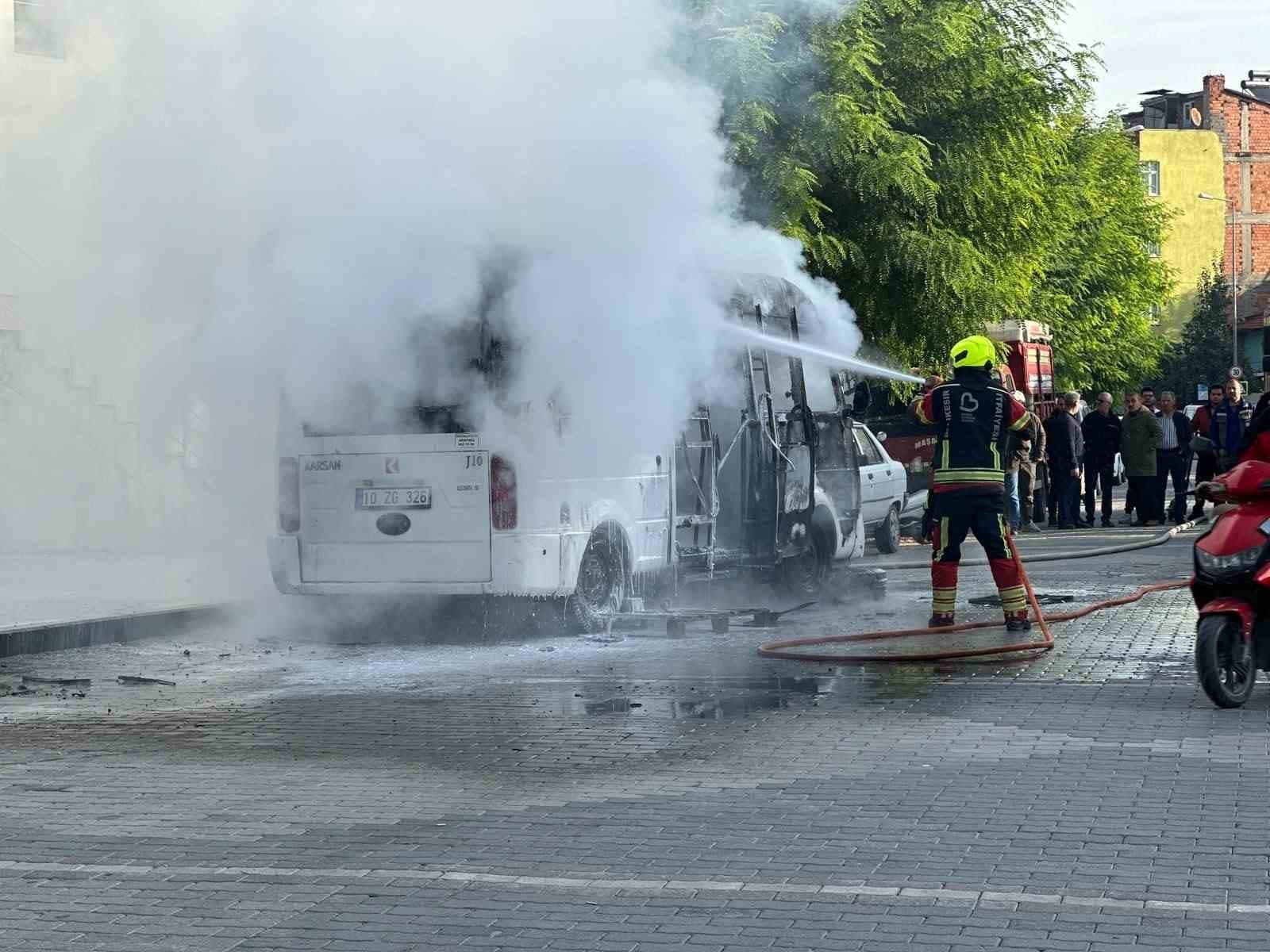 Dursunbey'de Ticari Minibüs Alevlere Teslim Oldu