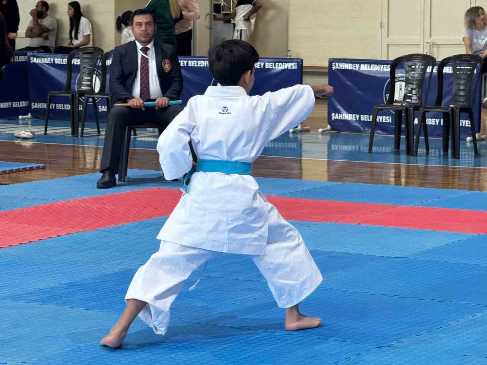Şahinbey'de Genç Karateciler Madalya İçin Yarıştı