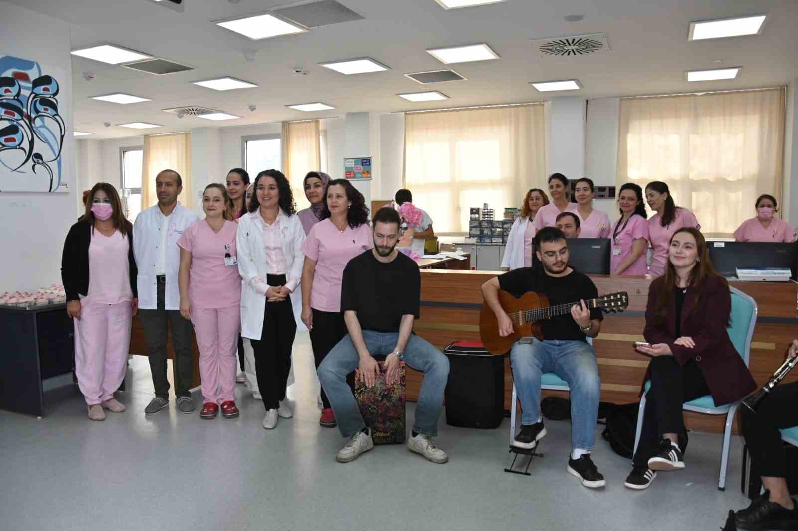 Kanser Tedavisi Gören Hastalara Müzikle Moral Desteği