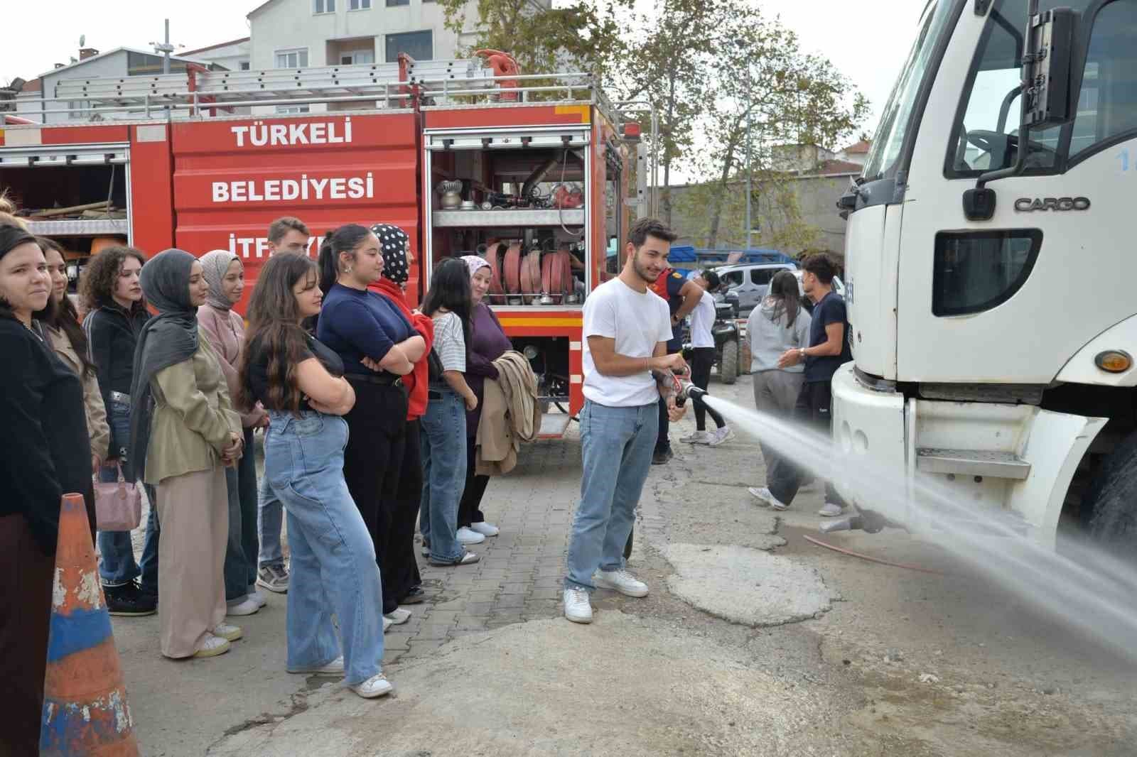 Türkeli'de Geleceğin Afet Yönetimi Uzmanlarına Uygulamalı İtfaiye Eğitimi
