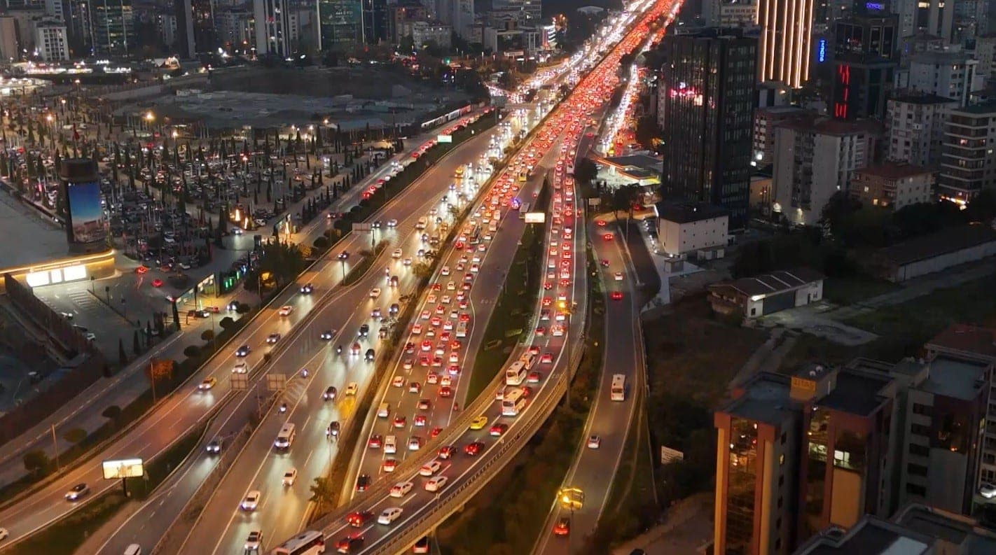 İstanbul'da Haftanın İlk İş Gününde Trafik Yoğunluğu Yüzde 72'ye Ulaştı