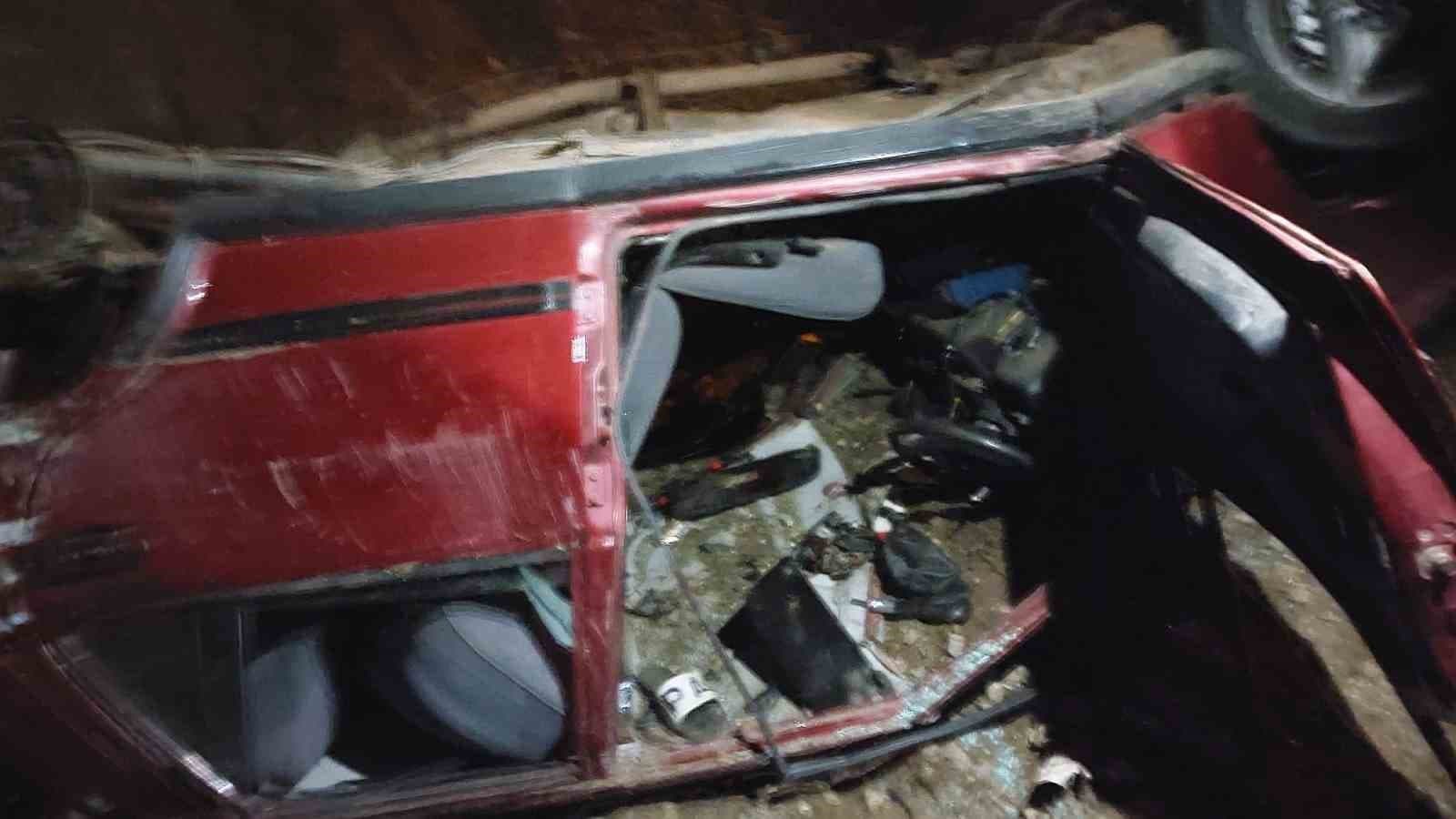 Osmaniye'de Otomobil Köprü Temeline Düştü: Baba ve Oğlu Yaralandı