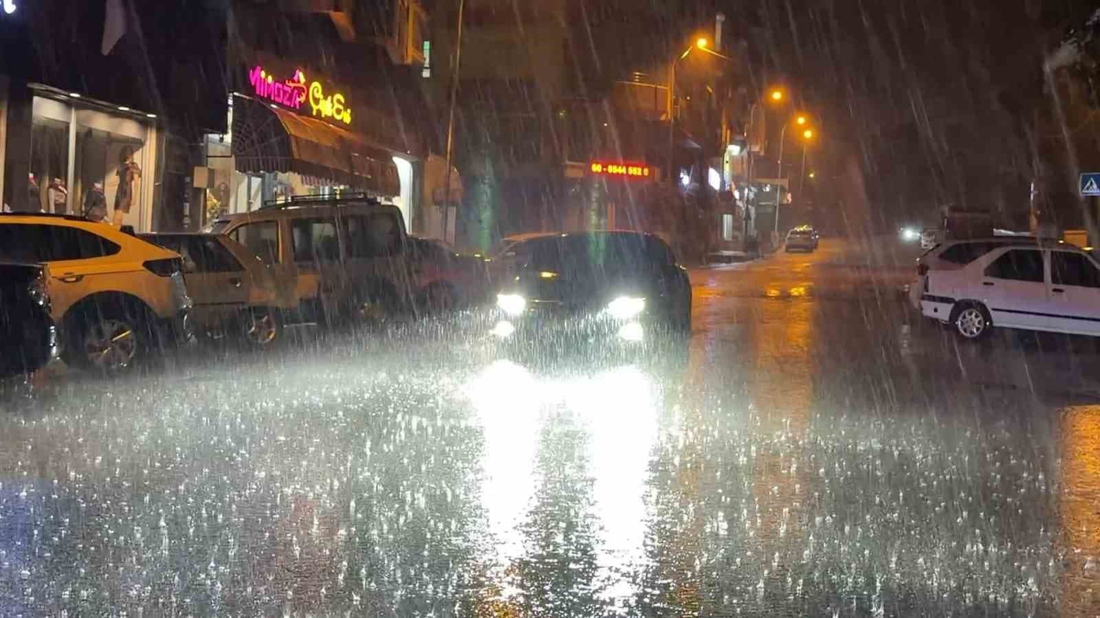 Siverek'te Şiddetli Yağış Sel ve Su Baskınlarına Yol Açtı