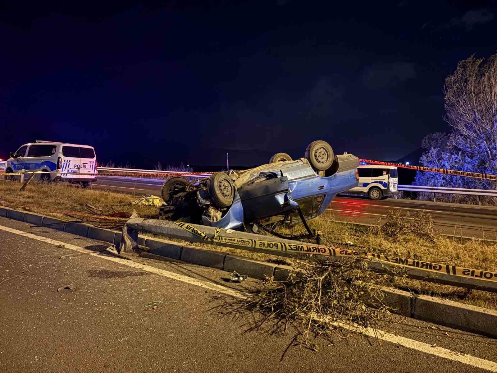 Kayseri'de Otomobil Aydınlatma Direğine Çarptı: 2 Ağır Yaralı