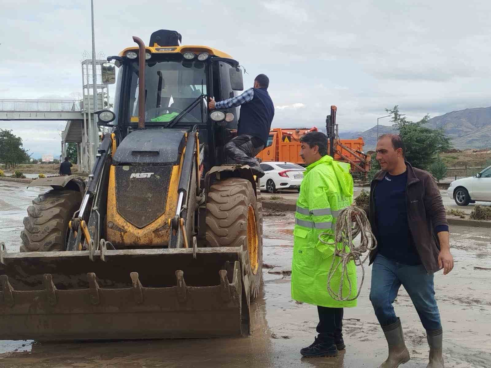 Yurtbaşı Beldesinde Sel Sonrası Temizlik Çalışmaları Sürüyor