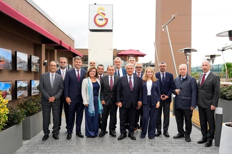 Galatasaray ve Barcelona Yönetimleri Dostluk Yemeğinde Bir Araya Geldi
