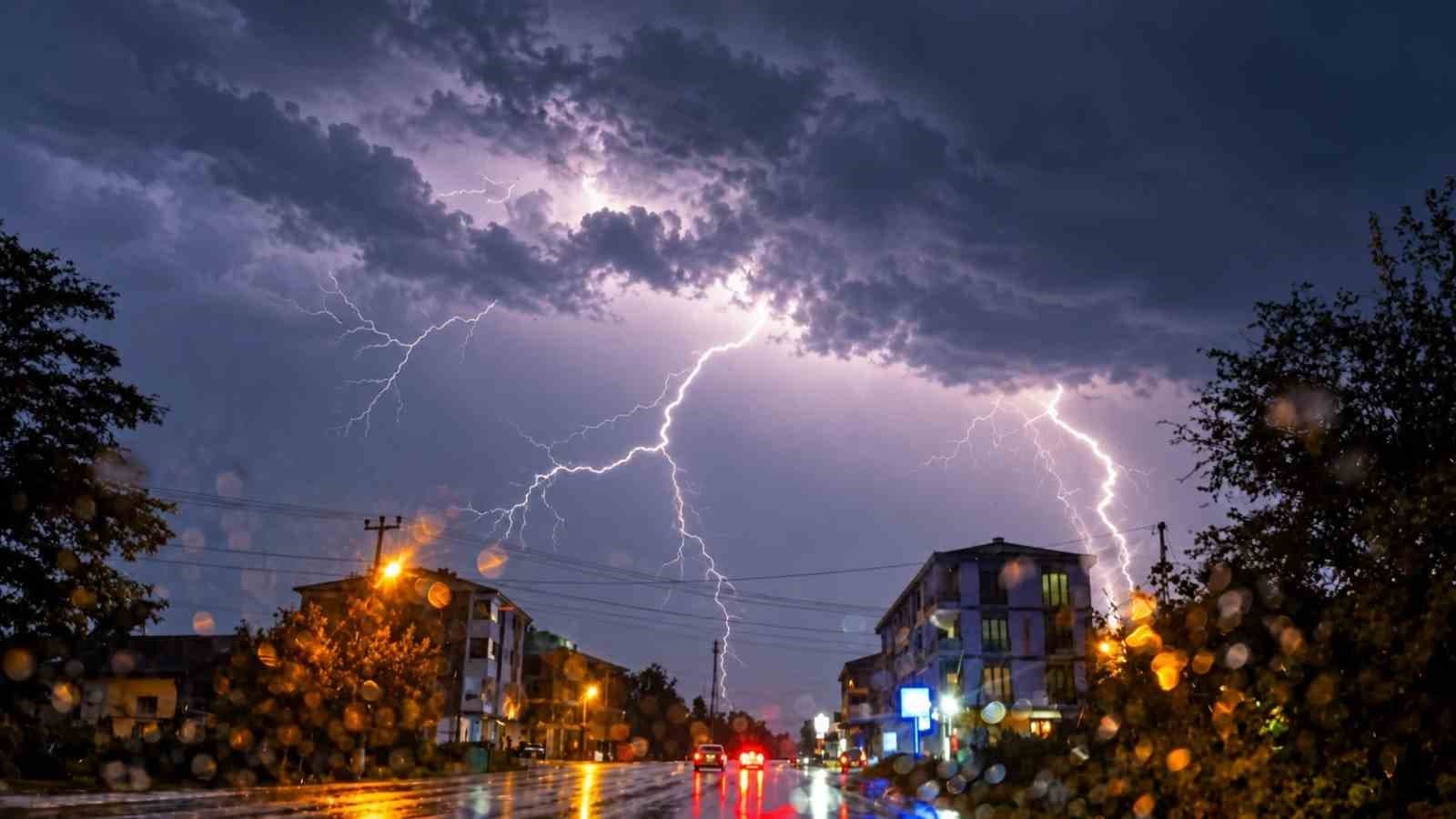 Düzce'de Gece Yarısı Gök Gürültülü Sağanak Yağış Başladı