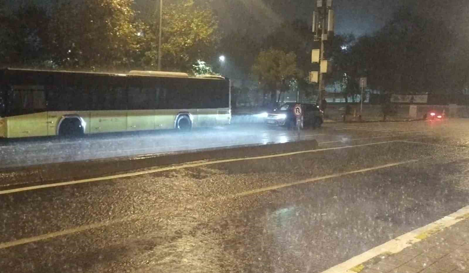 Beykoz'da Şiddetli Yağış Yolları Göle Çevirdi