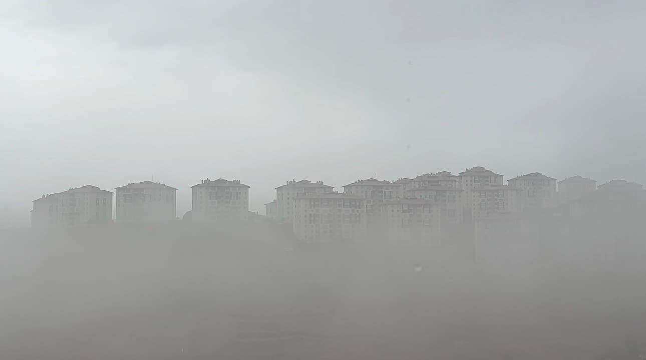 Yüksekova'da Yoğun Sis ve Soğuk Hava Etkisini Artırdı
