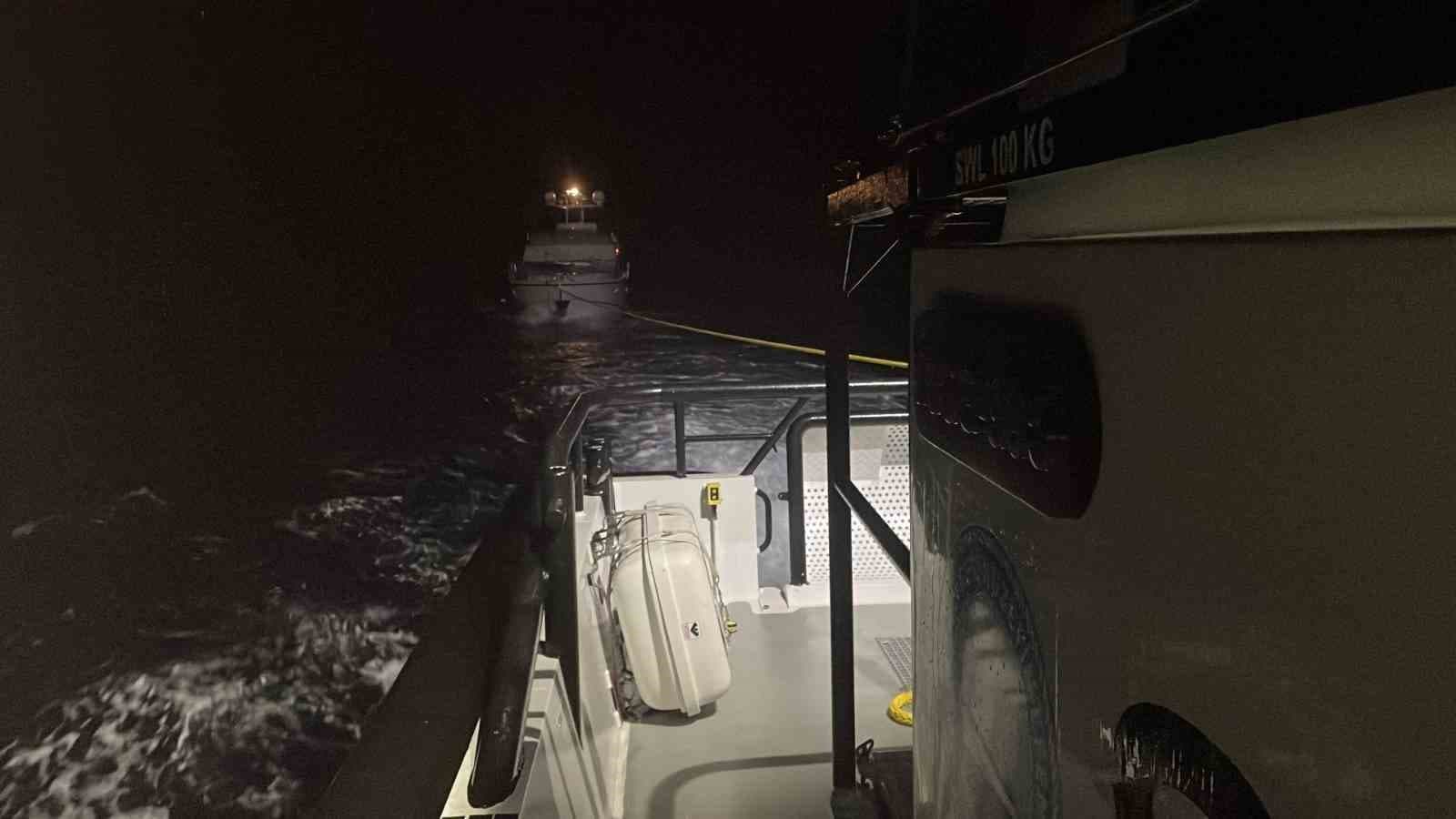 Çanakkale'de Arızalanan Teknede Mahsur Kalan 3 Kişi Kurtarıldı