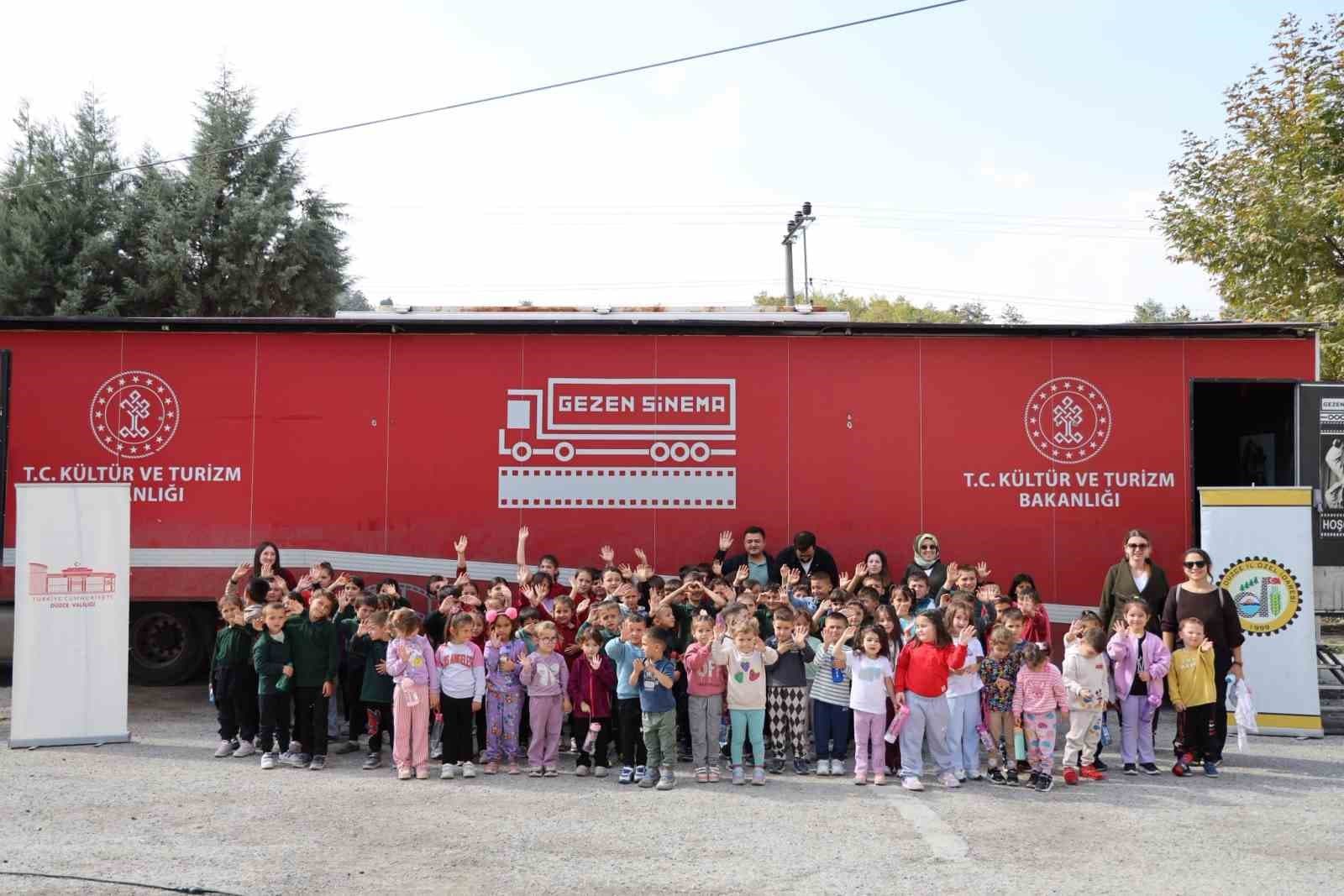 Yığılca'da Köy Okulu Öğrencileri Sinema ile Tanıştı