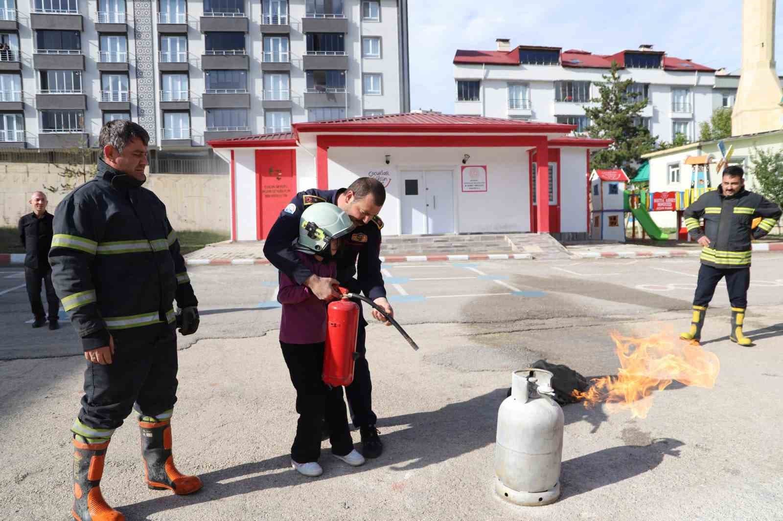 Bayburt'ta Öğrencilere Uygulamalı Afet Eğitimi Verildi