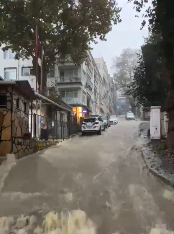 Sarıyer'de Sağanak Yağış Yolları Şelaleye Çevirdi