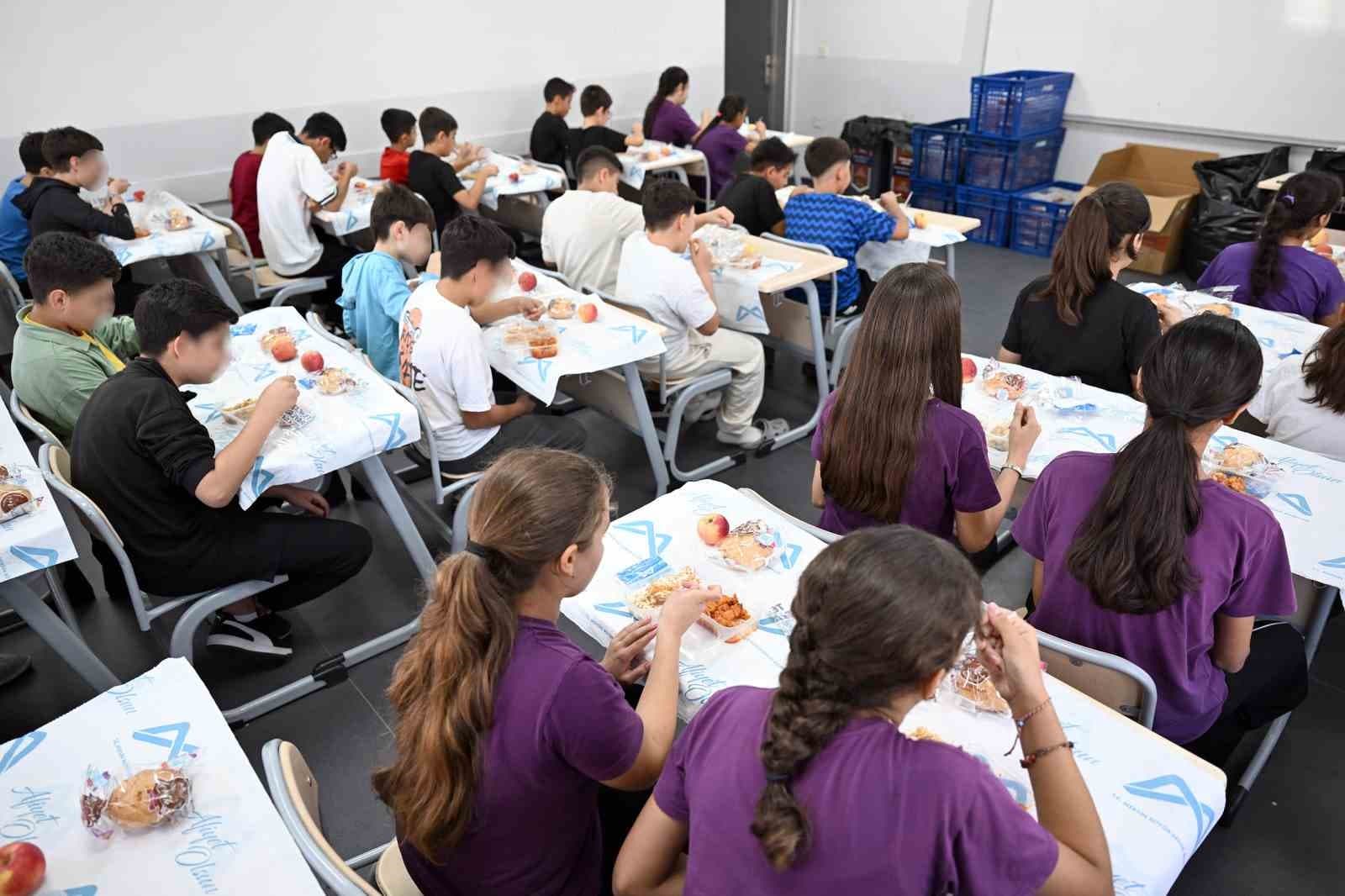 Mersin'de 3 Bin Öğrenciye Ücretsiz Öğle Yemeği Desteği