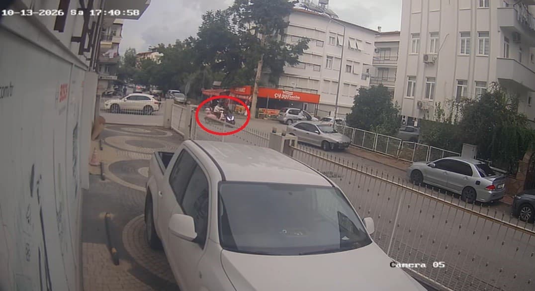 Manavgat'ta Motosiklet Kazası: Bebek Arabalı Yaya Felaketten Saniyelerle Kurtuldu