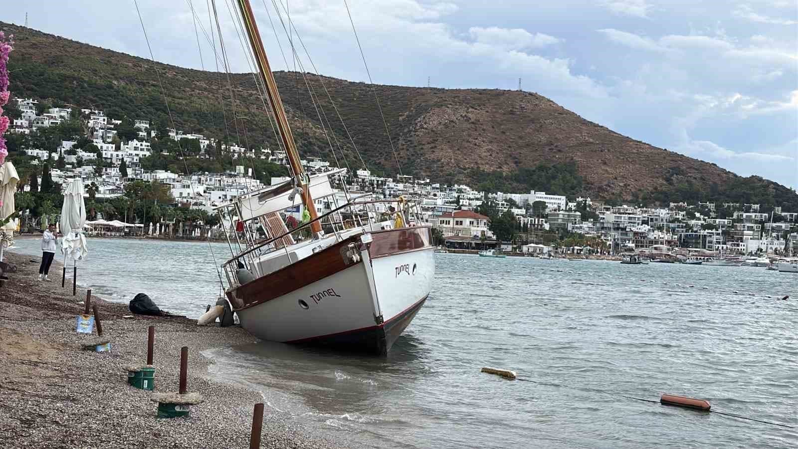 Bodrum'da Fırtına ve Sağanak 2,5 Milyon TL'lik Yelkenliyi Karaya Çıkardı