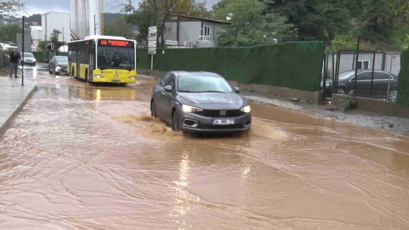 Beykoz'da Sağanak Yağış Caddeleri Çamur Deryasına Çevirdi