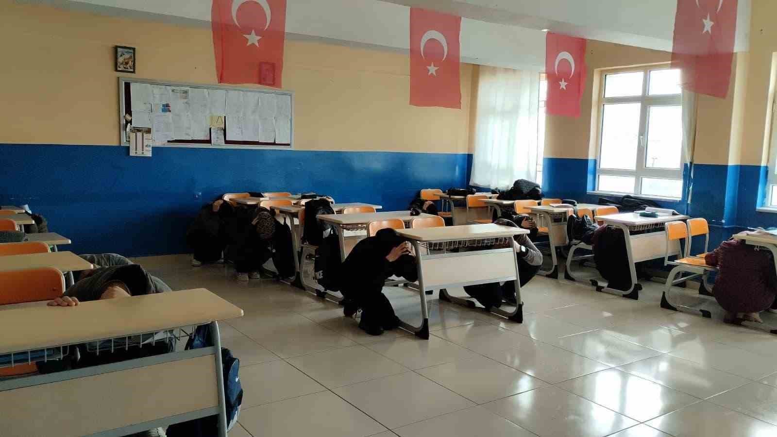 Sivas'taki Tüm Okullarda Eş Zamanlı Deprem Tatbikatı Yapıldı