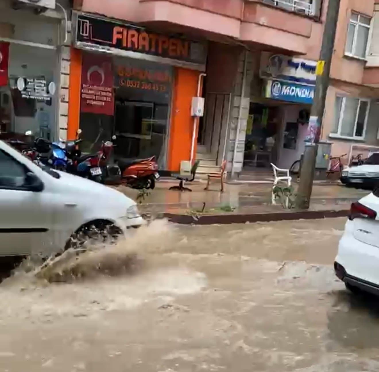 Erdek'te Sağanak Yağış Hükümet Caddesi'ni Göle Çevirdi
