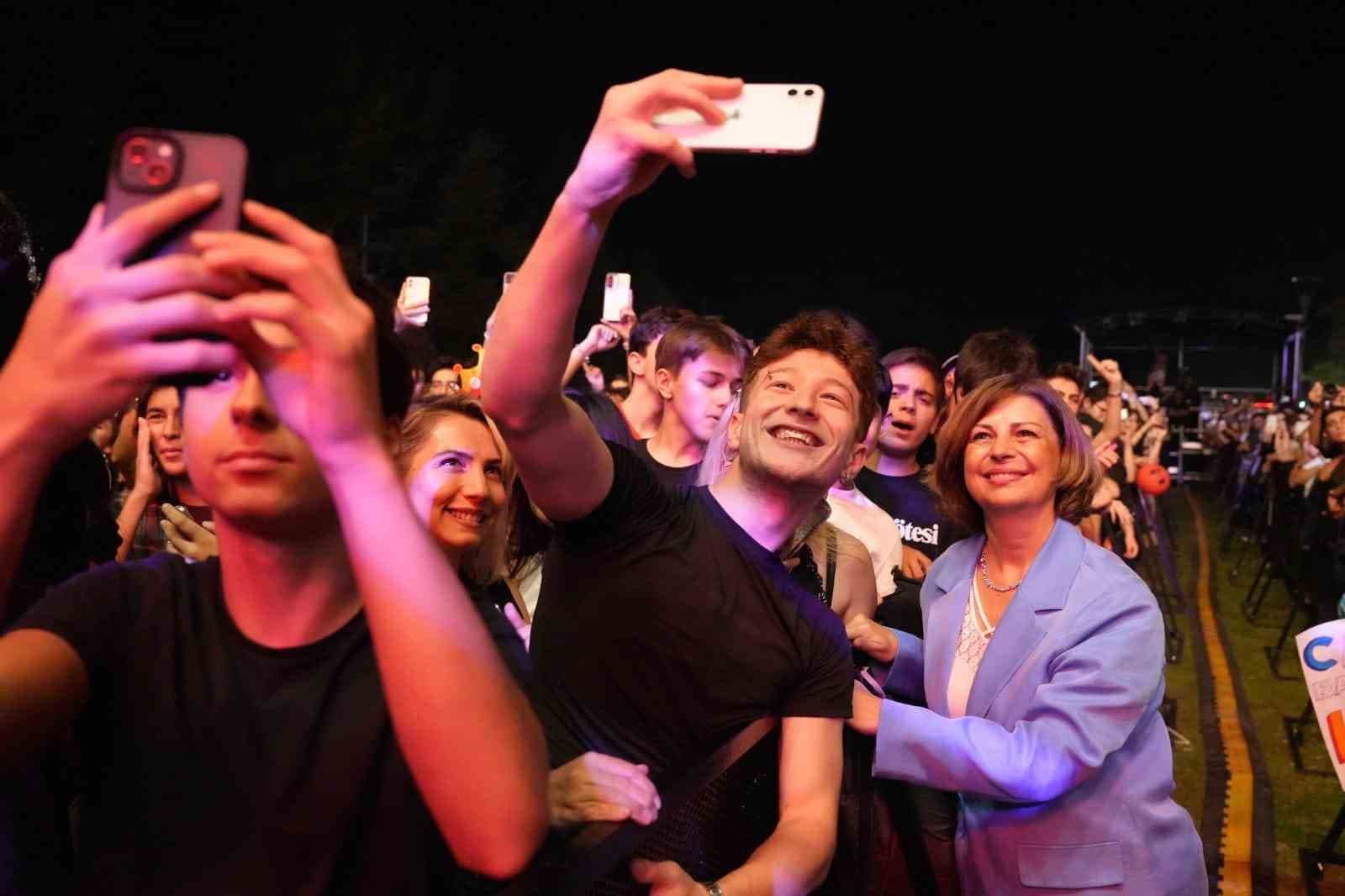 Başkan Ayşe Ünlüce Türkiye'nin En Beğenilen 5 Büyükşehir Belediye Başkanı Arasında