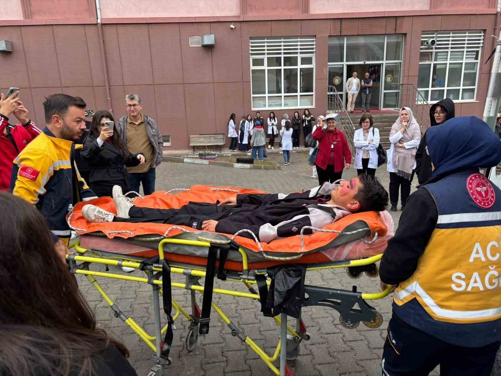 Tavşanlı'da Liselilerden Gerçekçi Deprem Tatbikatı