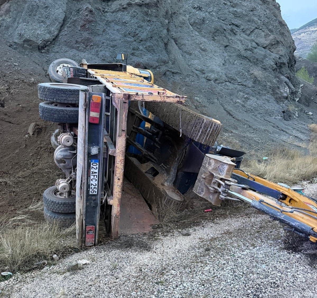 Adıyaman'da İş Makinesi Taşıyan Kamyon Devrildi: 2 Yaralı