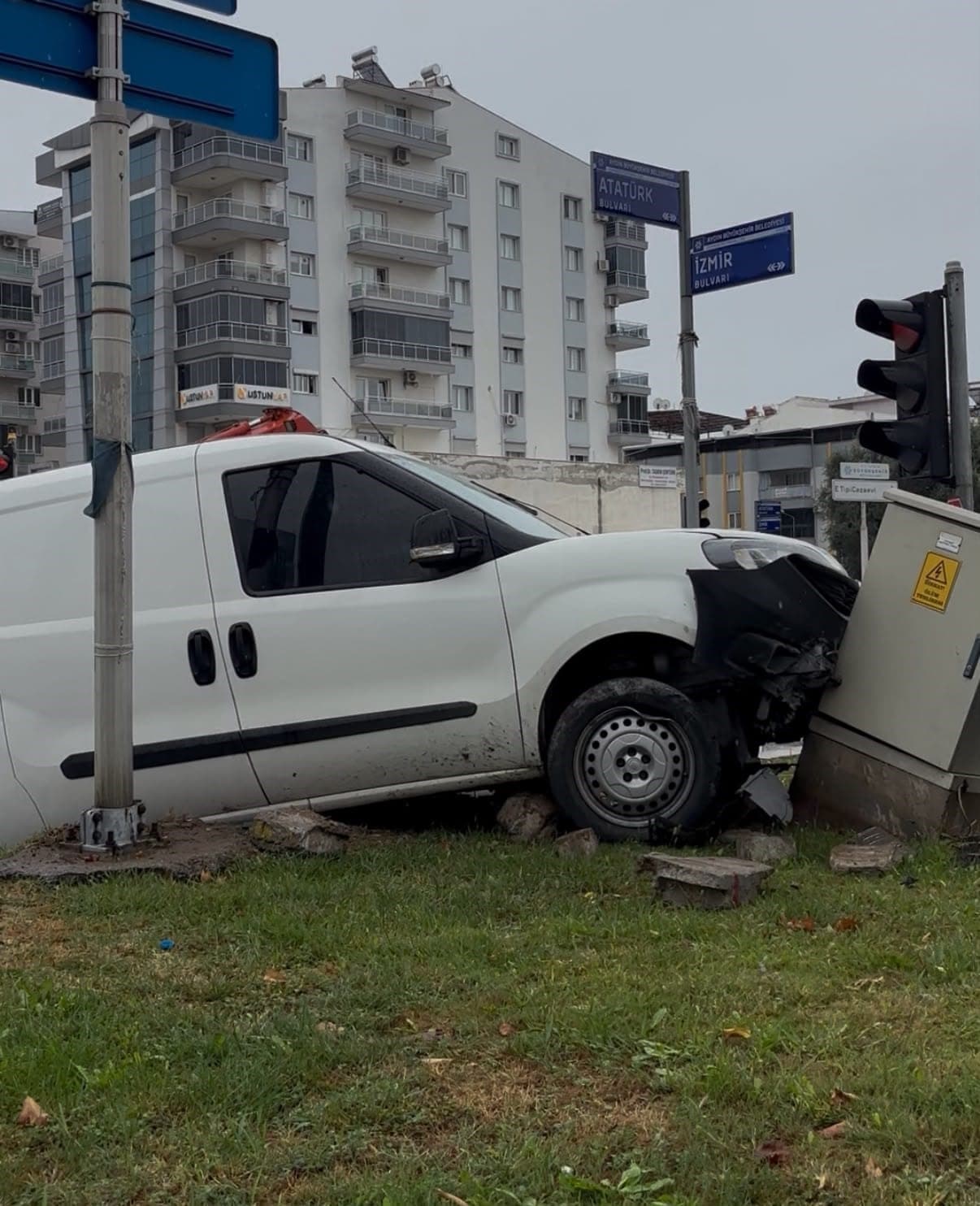 Aydın'da Kaygan Yolda Kontrolden Çıkan Araç Trafoya Çarptı