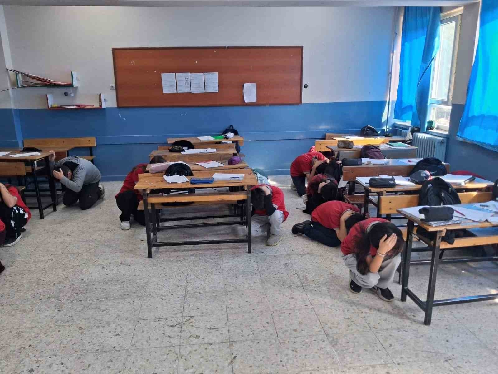 Sarıgöl'de Öğrenciler Deprem Tatbikatı ile Hazırlık Yaptı